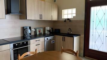 Jääkaappi, mikroaaltouuni, uuni, liesi