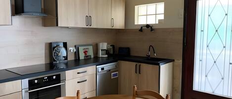 雪櫃、微波爐、焗爐、爐具