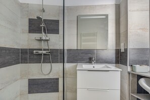 Shower, hair dryer, towels - Holiday Home 'Le Relax 41' with Wi-Fi and Air Conditioning (Saint-Aignan)