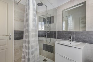 Chuveiro, secador de cabelo, toalhas de banho 