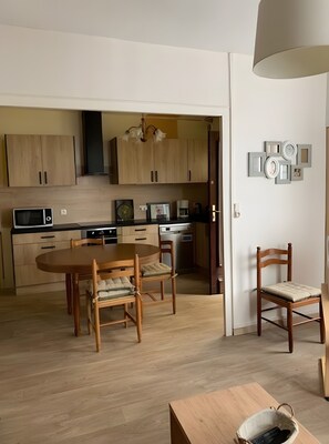 Jääkaappi, mikroaaltouuni, uuni, liesi