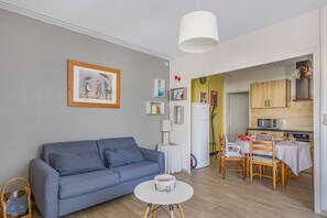 Televisión y chimenea 