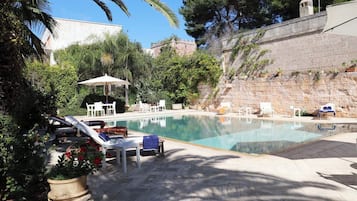 Kauden mukainen ulkouima-allas