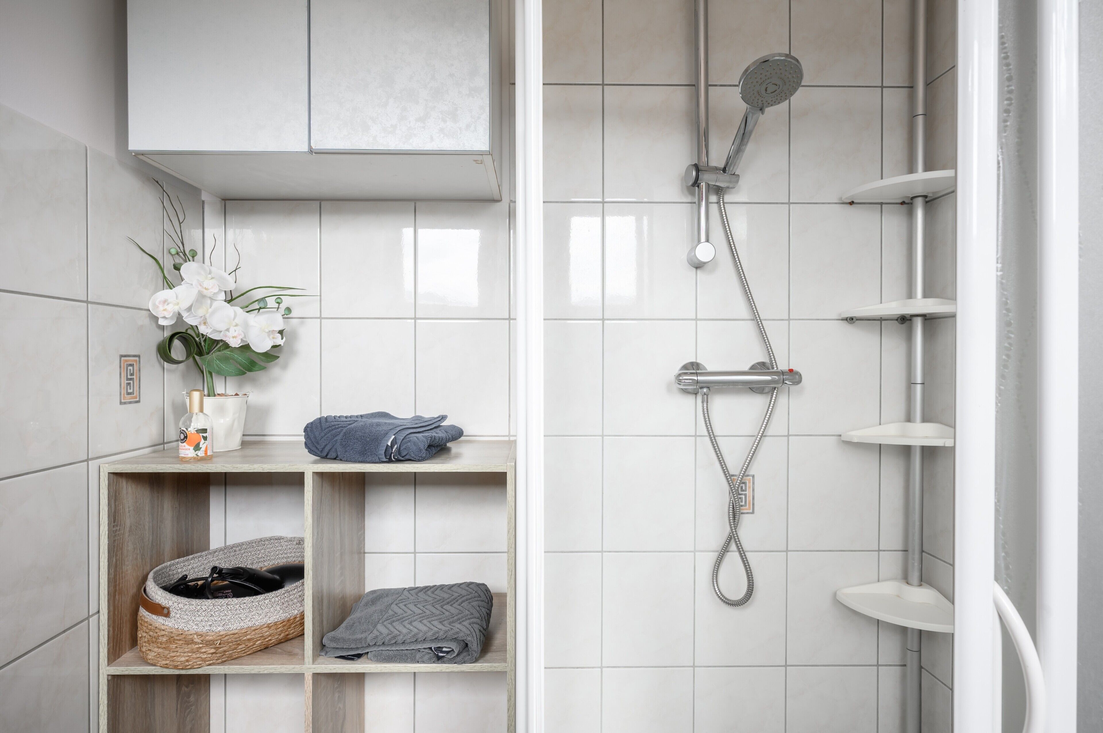 Douche, sèche-cheveux, serviettes fournies