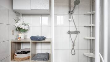 Douche, sèche-cheveux, serviettes fournies