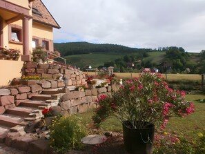 Property grounds - Guest Room 'La Châtelaine - Pinot Noir' with Mountain View, Shared Terrace & Wi-Fi (Walbach)