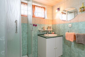 Een douche, een haardroger, handdoeken