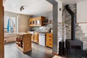 Réfrigérateur, four à micro-ondes, un four, surface de cuisson