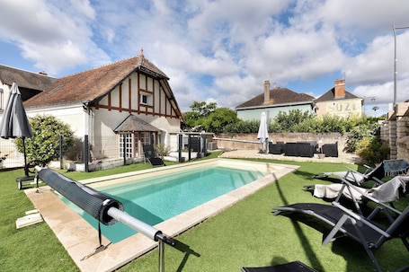 Pool. Holiday Home 'Gîte Le Rabelais' with Private Pool, Private Terrace and Wi-Fi