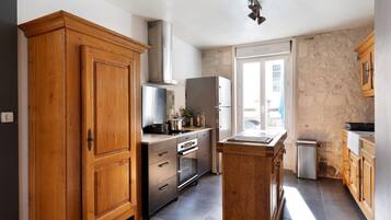 Refrigerador, microondas, horno, placa de cocina