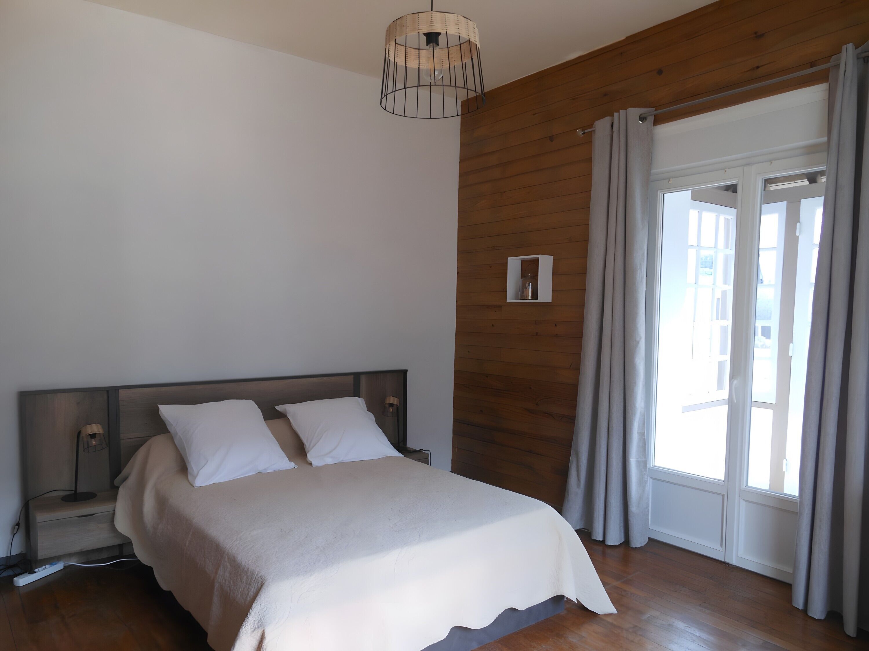 Tabla de planchar con plancha, wifi y ropa de cama 