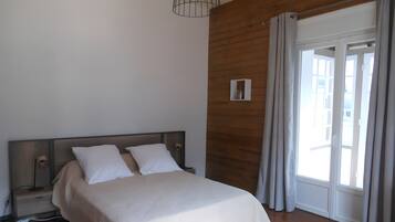 Tabla de planchar con plancha, wifi y ropa de cama