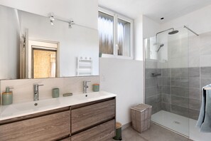 Shower, hair dryer, towels