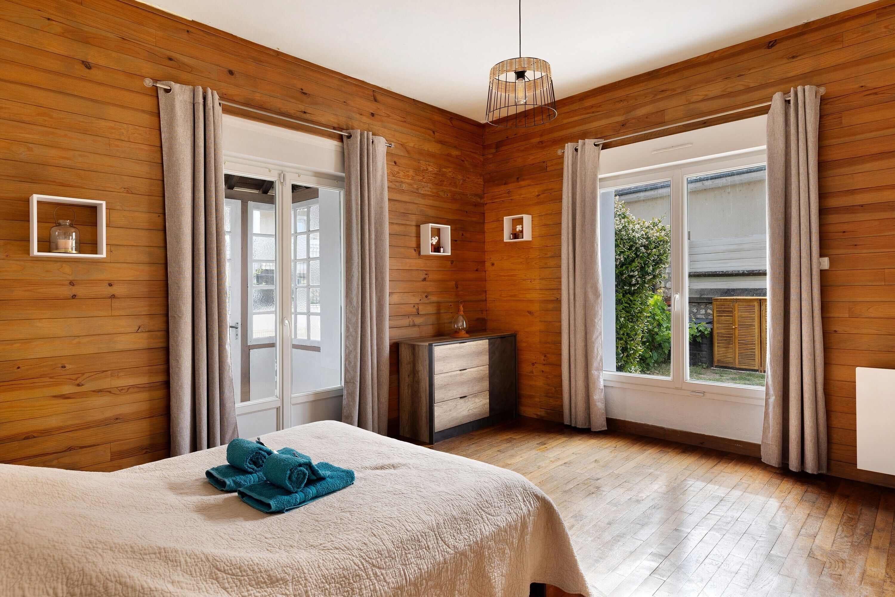 Tabla de planchar con plancha, wifi y ropa de cama 