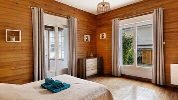 Tabla de planchar con plancha, wifi y ropa de cama