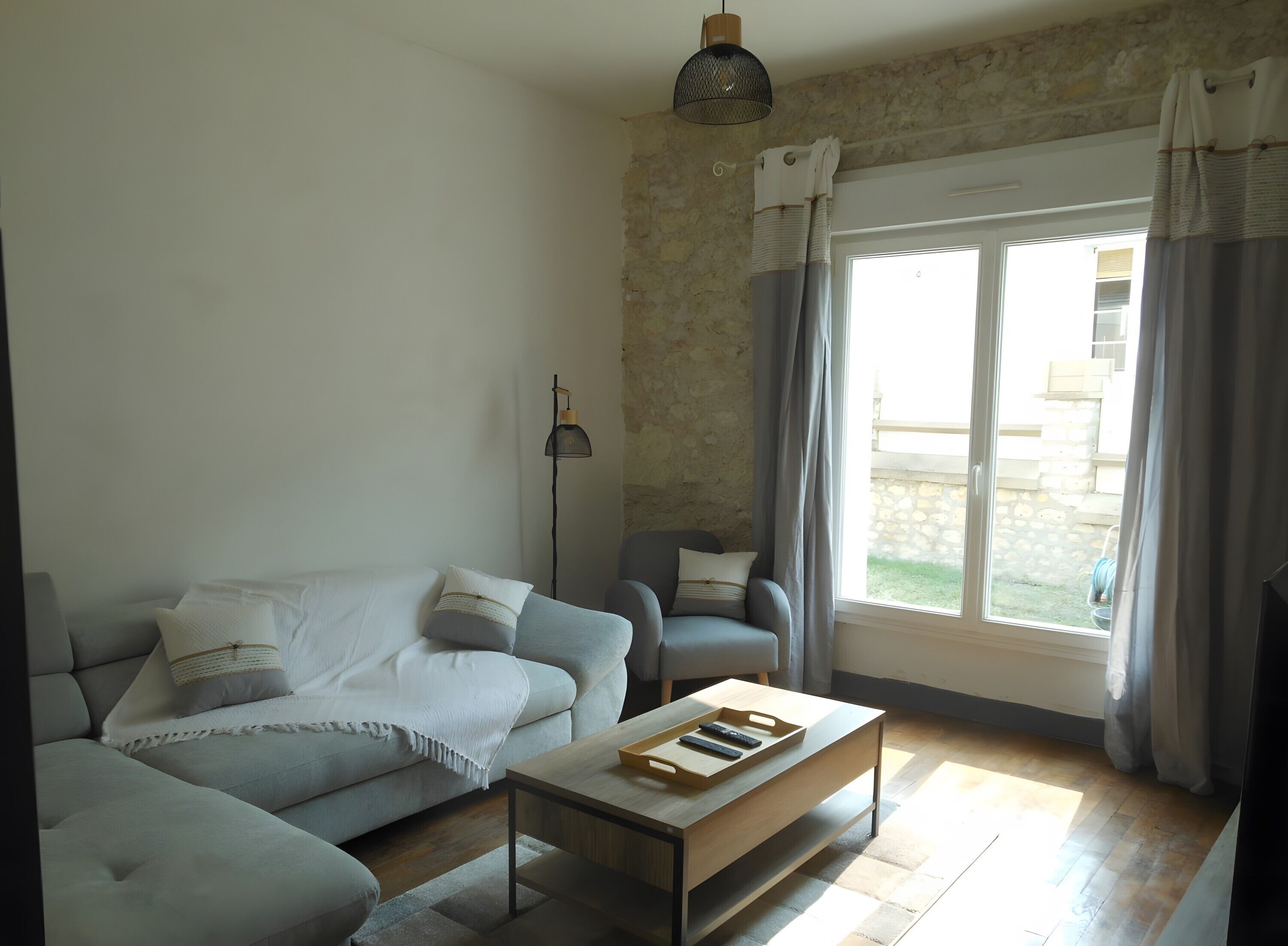 Televisión y chimenea 