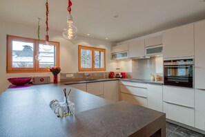 Fridge, oven, dishwasher, coffee/tea maker