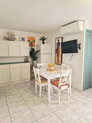 Dining - Bright apartment in Sainte-Marie, sea view (Sainte-Marie-la-Mer)