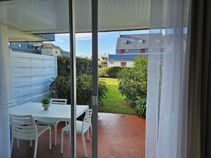 Outdoor dining - Comfortable studio in Carnac, near the beach (Carnac)