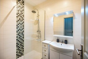 Shower, hair dryer, towels - Bright Apartment Near the Old Port (Marseille)