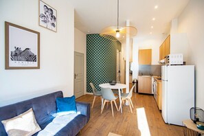 Living area - Bright Apartment Near the Old Port (Marseille)