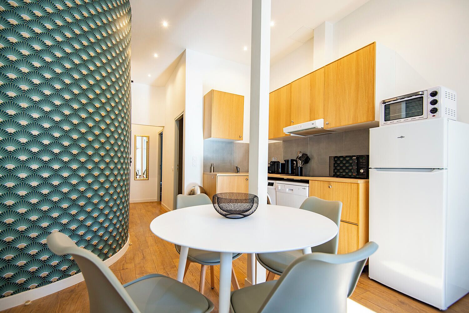 Frigorífico, lavavajillas y cafetera o tetera