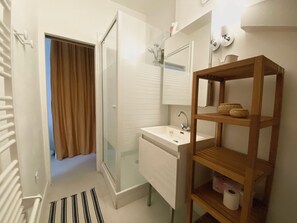 Dusj, hårføner og håndklær