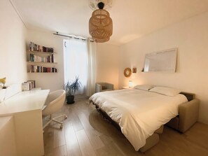 1 soverom, strykejern/-brett og sengetøy