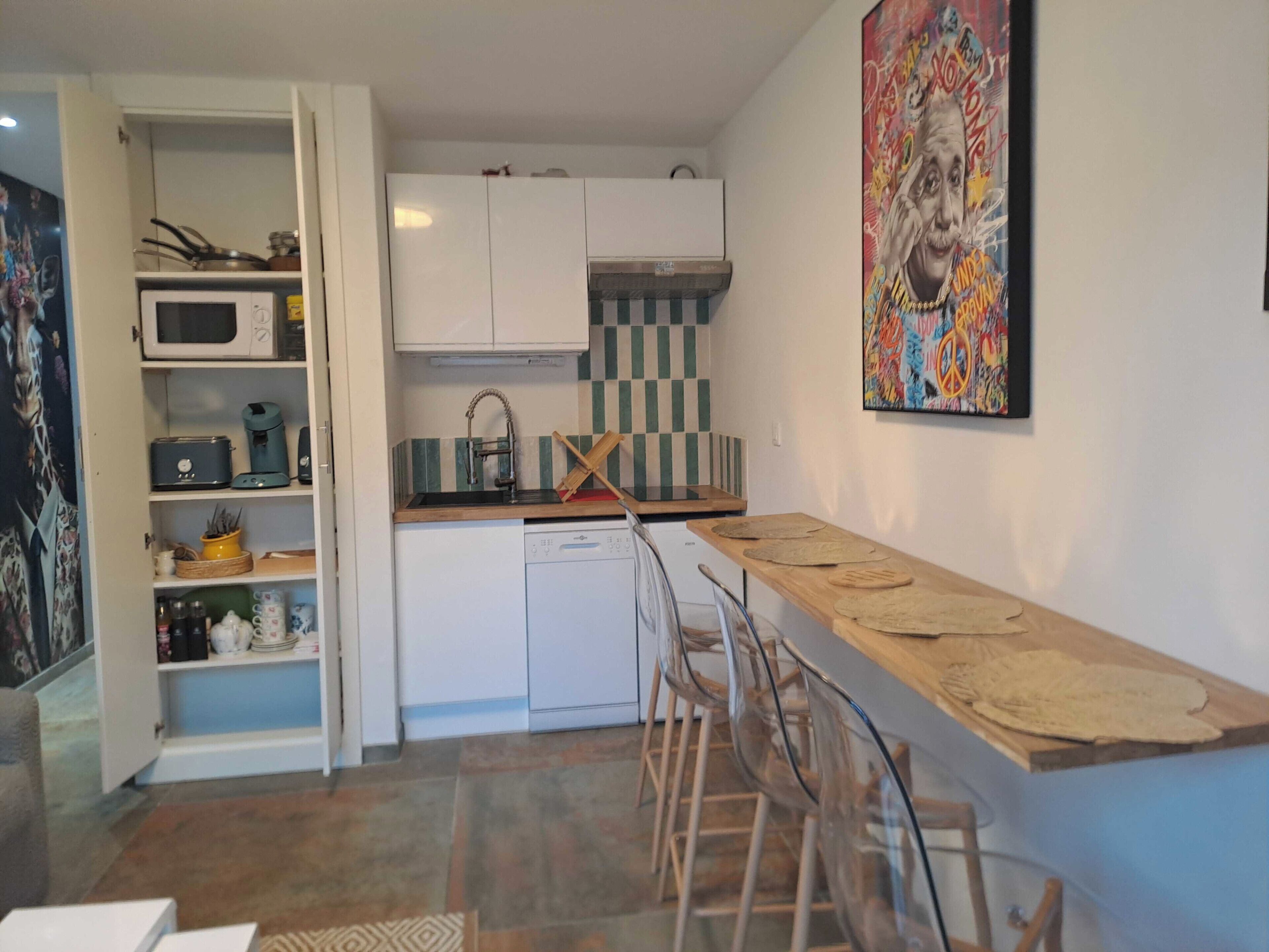 Kühlschrank, Mikrowelle, Ofen, Geschirrspüler
