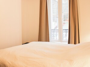 1 bedroom, iron/ironing board, WiFi, bed sheets - Bright apartment in the heart of Paris (Paris)