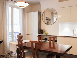 Dining - Bright apartment in the heart of Paris (Paris)