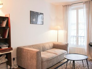 TV, books - Bright apartment in the heart of Paris (Paris)