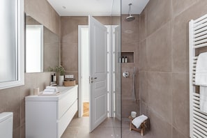 Regadera, secadora de cabello, bidet, toallas