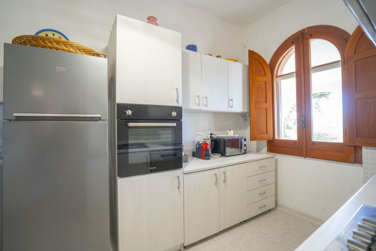 Kühlschrank, Ofen, Geschirrspüler, Wasserkocher mit Kaffee-/Teezubehör