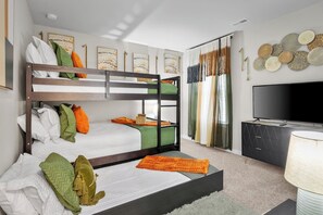 4 bedrooms, desk, WiFi - Roomy Getaway: Elevate Your Stay, 6 Mins to RIC! (Sandston)