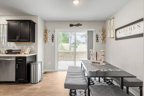 Dining - Roomy Getaway: Elevate Your Stay, 6 Mins to RIC! (Sandston)