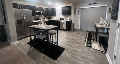 Roomy Getaway: Elevate Your Stay, 6 Mins to RIC!