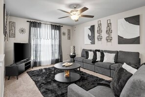 TV - Roomy Getaway: Elevate Your Stay, 6 Mins to RIC! (Sandston)
