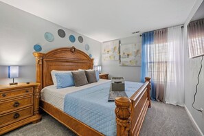 4 bedrooms, desk, WiFi
