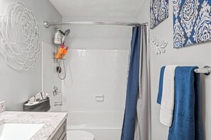 Bathroom - Stylish Haven 11 Minutes from the Richmond Airport (Richmond)
