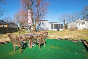Outdoor dining - Stylish Haven 11 Minutes from the Richmond Airport (Richmond)