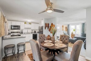 Interior - Stylish Haven 11 Minutes from the Richmond Airport (Richmond)