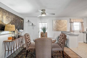 TV - Stylish Haven 11 Minutes from the Richmond Airport (Richmond)