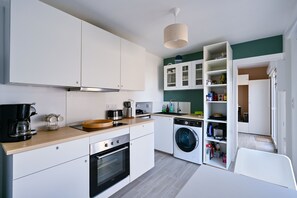 Kühlschrank, Mikrowelle, Ofen, Geschirrspüler