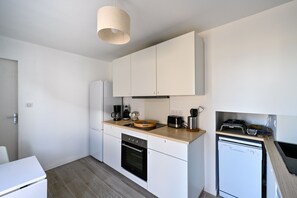 Kühlschrank, Mikrowelle, Ofen, Geschirrspüler