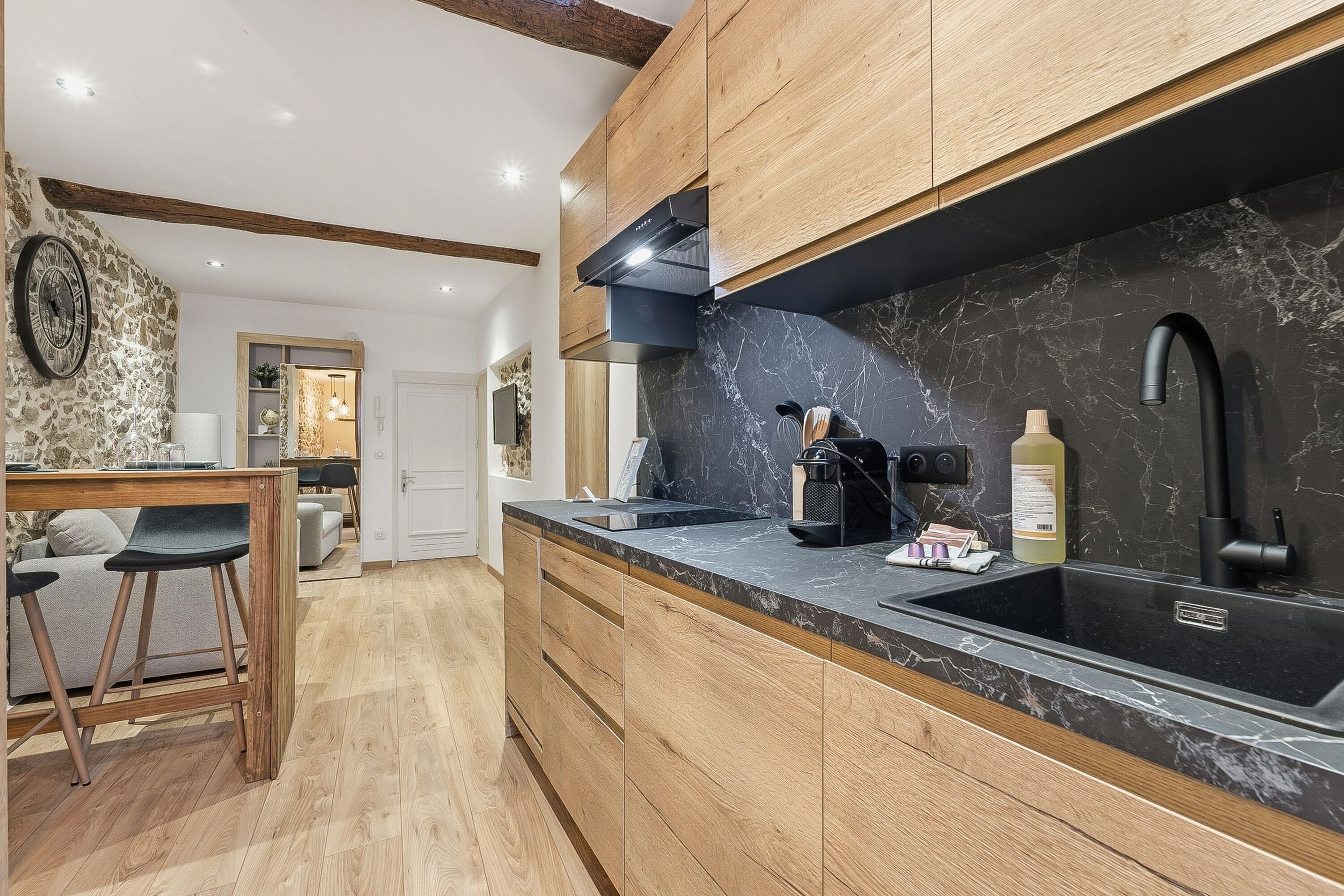 Frigorifero, microonde, lavastoviglie, macchina per tè/caffè