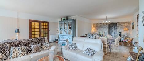 Una televisión, un reproductor estéreo