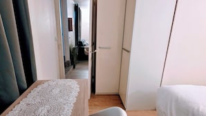 1 soverom, skrivebord, strykejern/-brett og reiseseng for barn