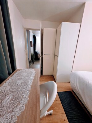 Bureau, fer et planche à repasser, lit de bébé portatif