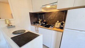 Kaffetrakter/tekoker, kjøleskap, mikrobølgeovn og ovn